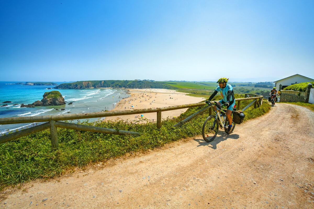 Ciclistas playa Penarronda, Castropol