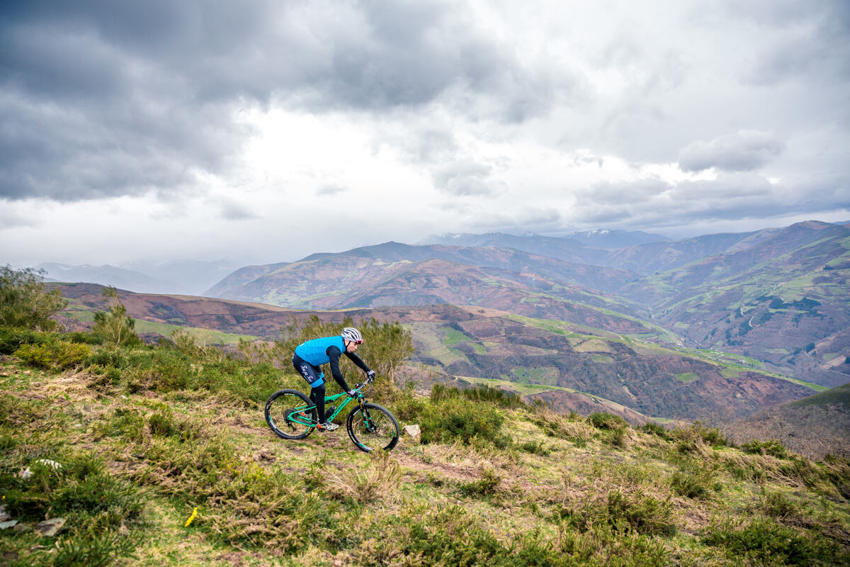 Ciclista de BTT en Puerto del Acebo