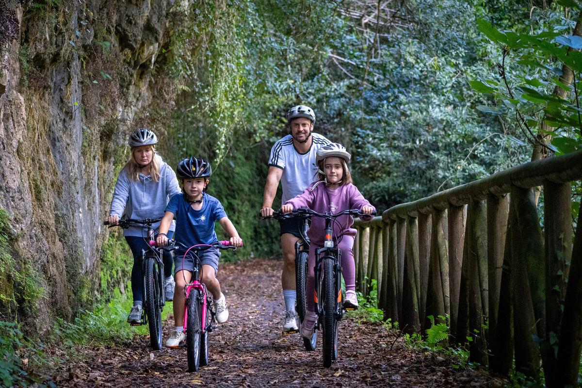 Familia en bici por la Senda del Oso