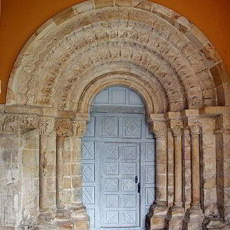 Portada románica de San Pedro de  Villanueva