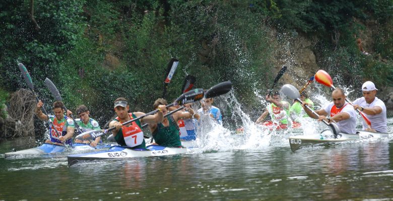 Piragüistas compitiendo en el Sella Piragüistas compitiendo en el Sella
