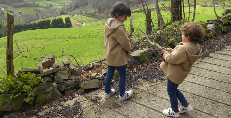 Los niños jugando en la ruta teatralizada de "La Aldea Perdida"