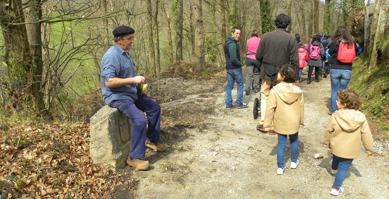 Los niños se encuentran con Plutón (personaje de "La Aldea Perdida")