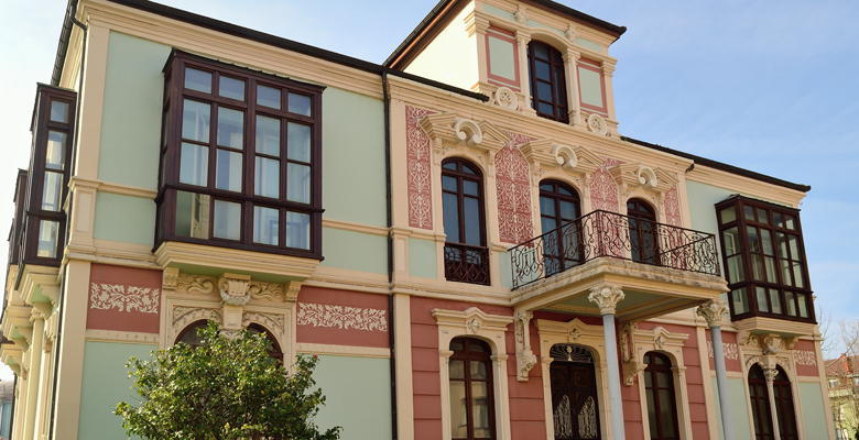 La Casa de Los Leones en Llanes