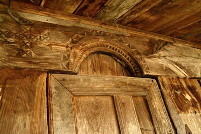 Impresionante talla en la puerta de un hórreo