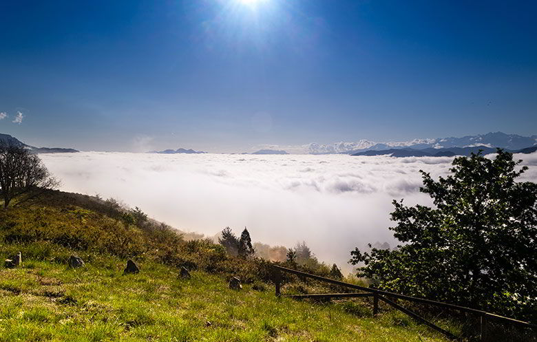 Mar de nubes desde el Monte Cayón con el Sueve y Picos de Europa al fondo