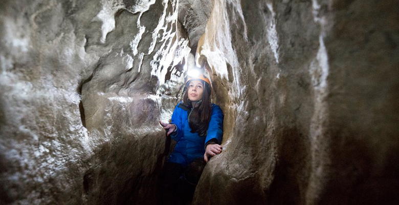 Una adolescente en una cueva del oriente de Asturias
