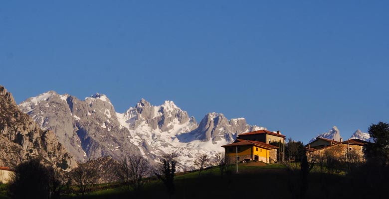 Argolibio con los Picos de Europa al fondo