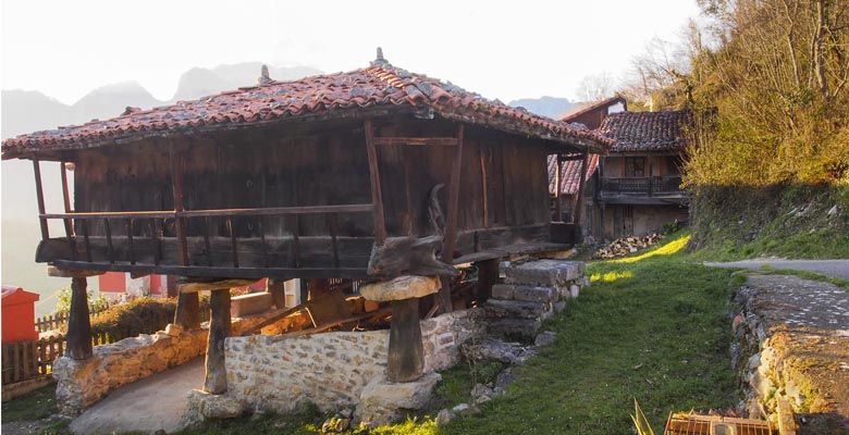 Un rincón con hórreo en el pueblo de Pen