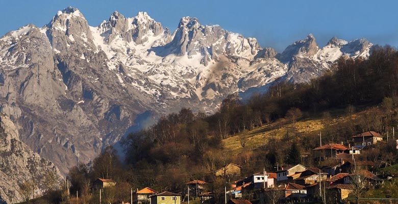 Villaverde con los Picos de Europa al fondo