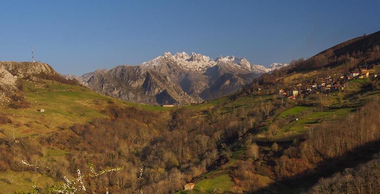 Villaverde con los Picos de Europa al fondo visto desde Pen