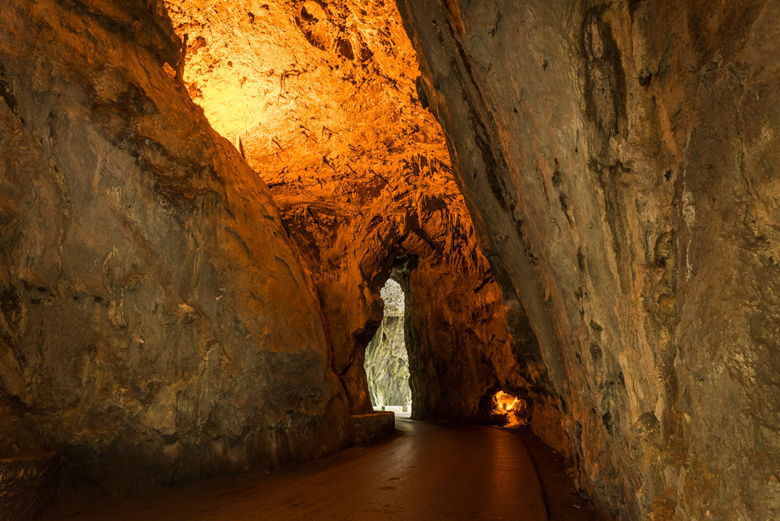 Cueva para acceder al pueblo de Cueves (Ribadesella)