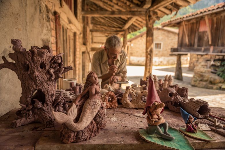 Ceramista trabajando en un rincón de Soto de Agues (Sobrescobio)