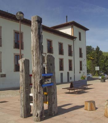 Biblio-árbol en las inmediaciones de la Casa de la Cultura de Grado