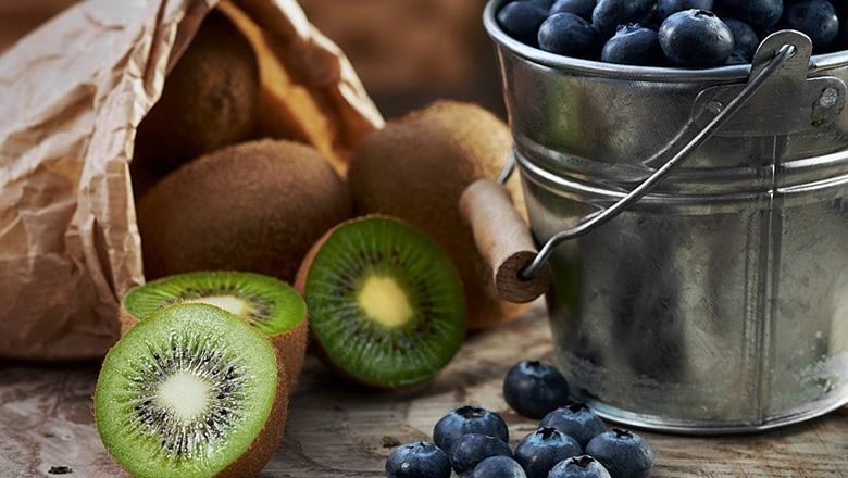 Kiwis y arándanos