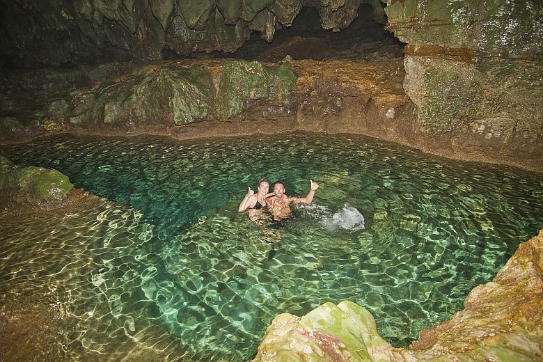 Cueva próxima a la playa de Cobijeru en Llanes Cueva próxima a la playa de Cobijeru en Llanes