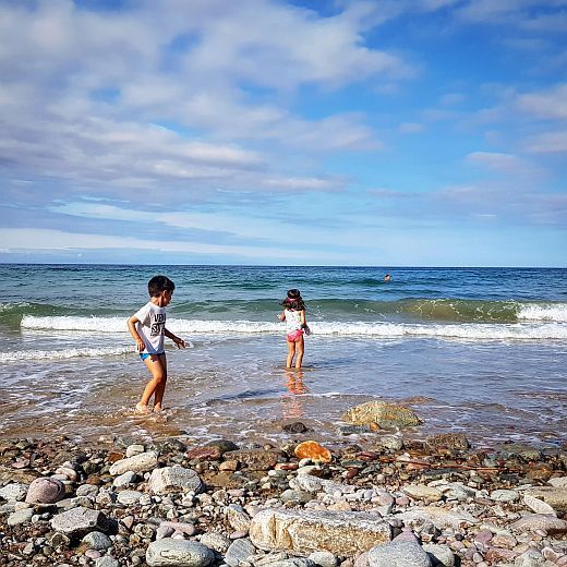 Niños disfrutando de la playa en la Concha de Artedo (Cudillero) Niños disfrutando de la playa en la Concha de Artedo (Cudillero)