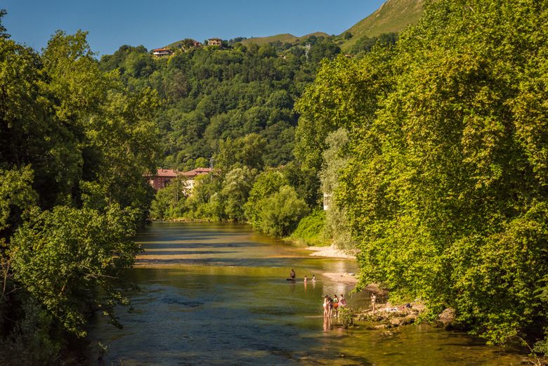 Bañistas en el río Sella en Cangas de Onís