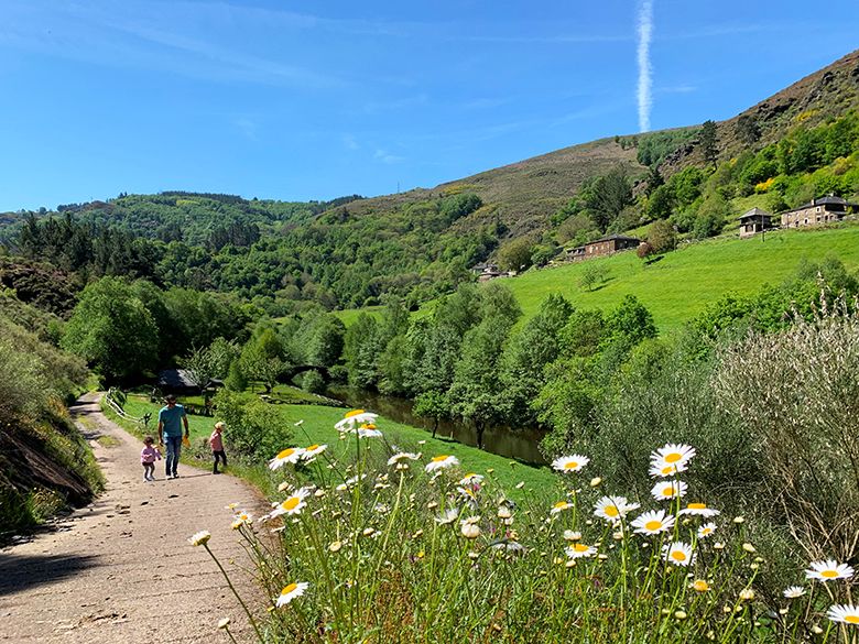 Pueblo de Ferreira y ruta de la mina de As Talladas en Santa Eulalia de Oscos