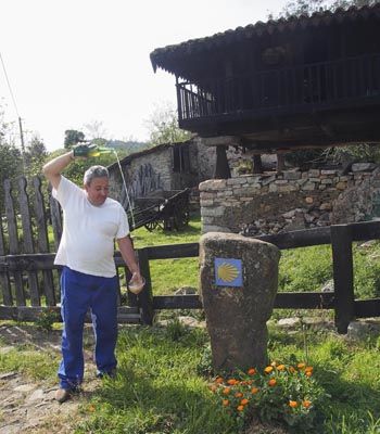 Escanciando sidra delante del caserón Alonso Pevida en Las Regueras