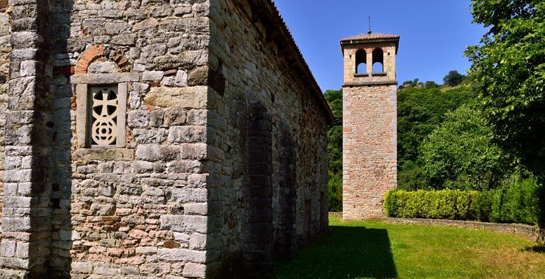 Exterior de San Pedro de Nora