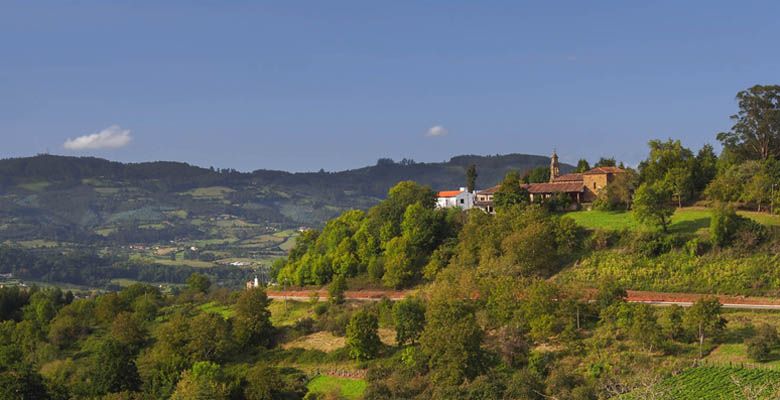 Pueblo de Lugás y su santuario
