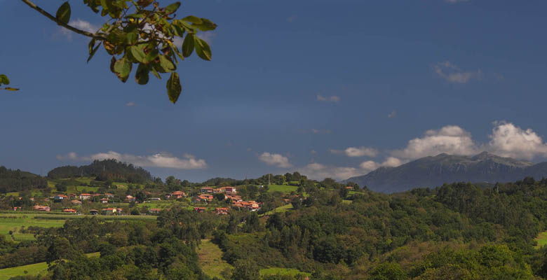 Vista panorámica de Poreñu desde Valdebárcena