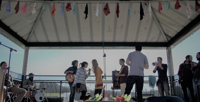 Actuación musical en El Tenderete, en Santolaya de Cabranes