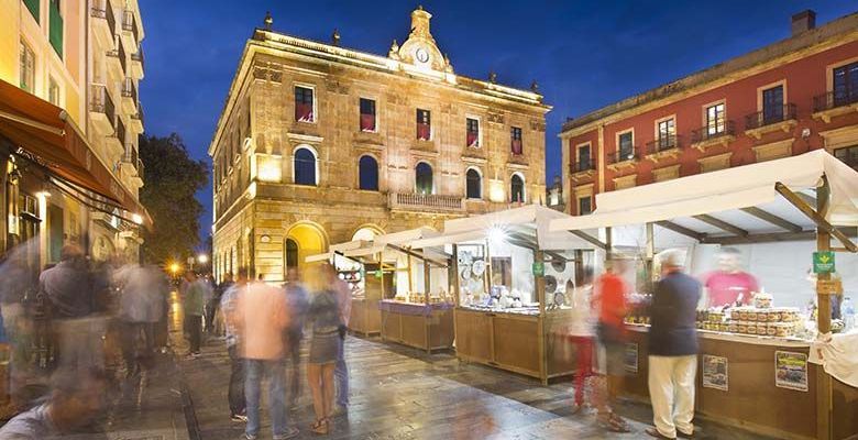 Ambiente en el Mercado Artesanal y Ecológico de Gijón al atardecer