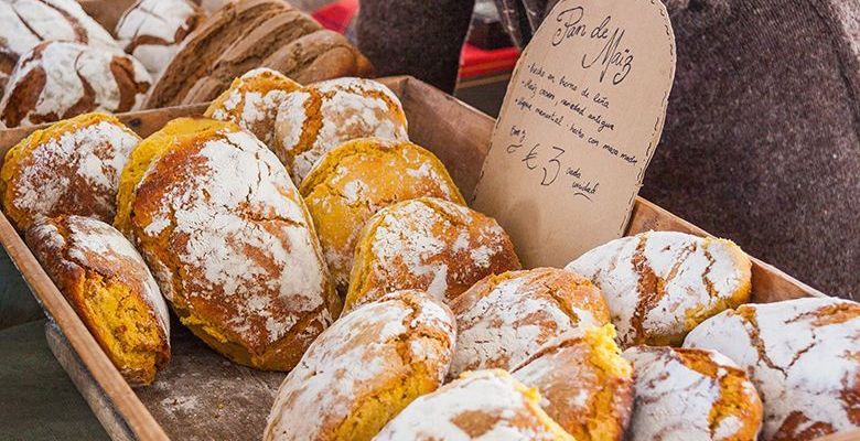 Panes artesanales en el mercado de Cangas de Onís