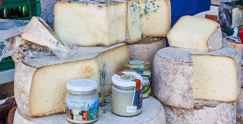 Queso Gamonéu y queso Cabrales en el mercado de Cangas de Onís