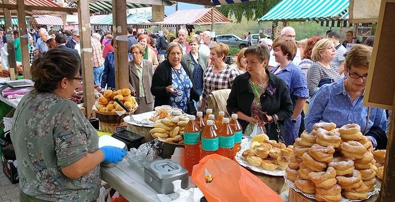 Vendedores y público en el mercado de Grado