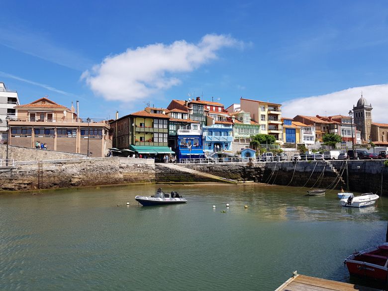 Antiguo puerto pesquero, iglesia de Santa María al fondo