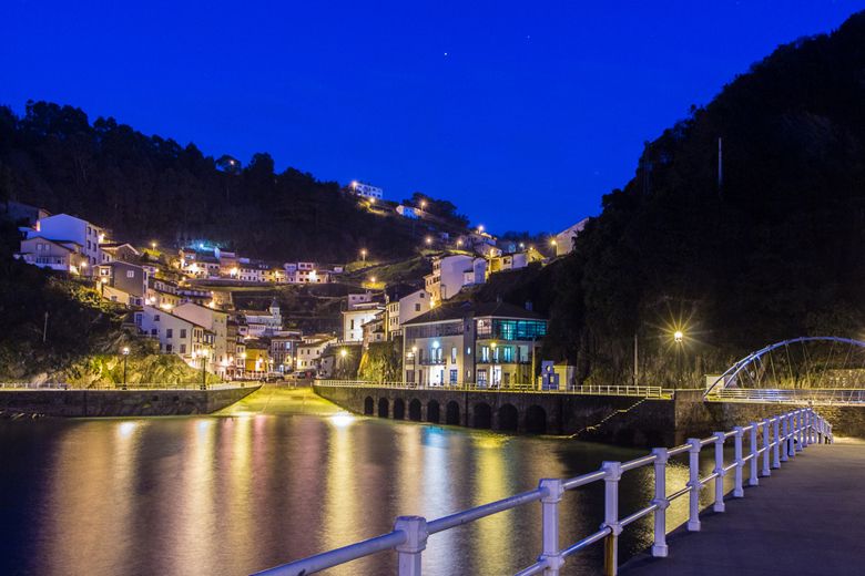 Vista nocturna de Cudillero desde el puerto