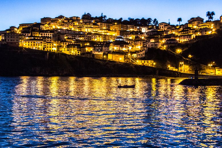 Vistas de Lastres desde el puerto deportivo