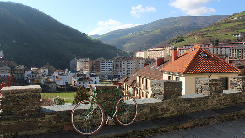 Vista de Cangas del Narcea desde la plaza del Ayuntamiento