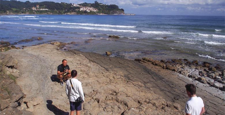 Huellas de dinosaurio en la Playa de La Griega en Colunga