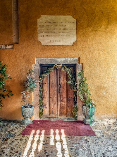Pórtico de la iglesia de Banduxu ©viajerosconfesos