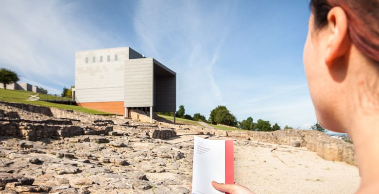 Una turista en la Villa Romana de Veranes