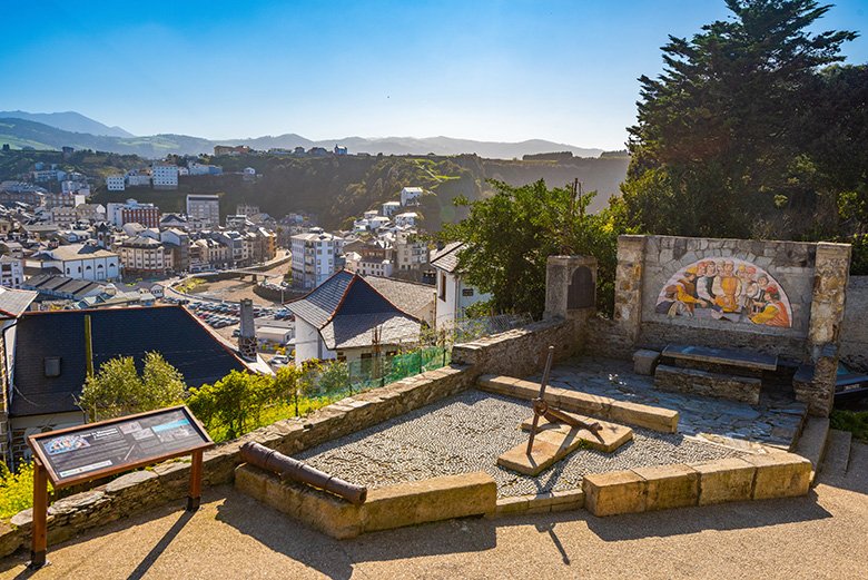 Mesa de mareantes (Ḷḷuarca ). ©Mampiris Mesa de mareantes (Ḷḷuarca ). ©Mampiris