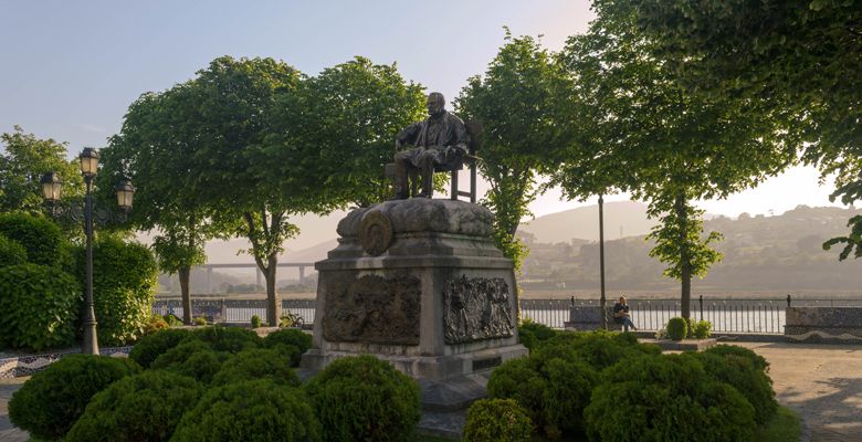 Estatua de Ramón de Campoamor en su Navia natal