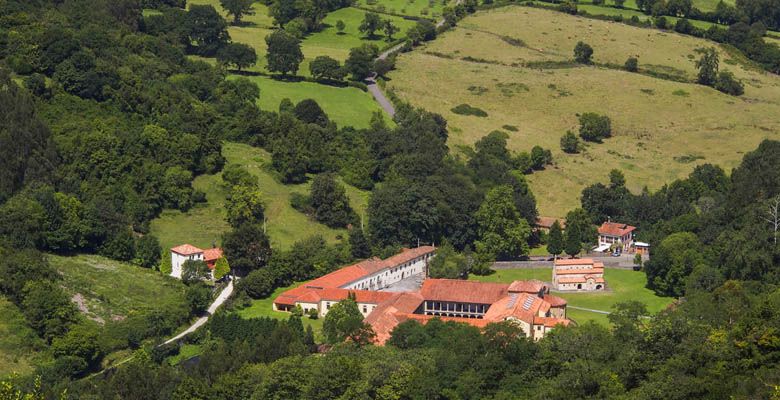 Monasterio de Valdediós visto desde las proximidades de Santa María de Arbazal Monasterio de Valdediós visto desde las proximidades de Santa María de Arbazal