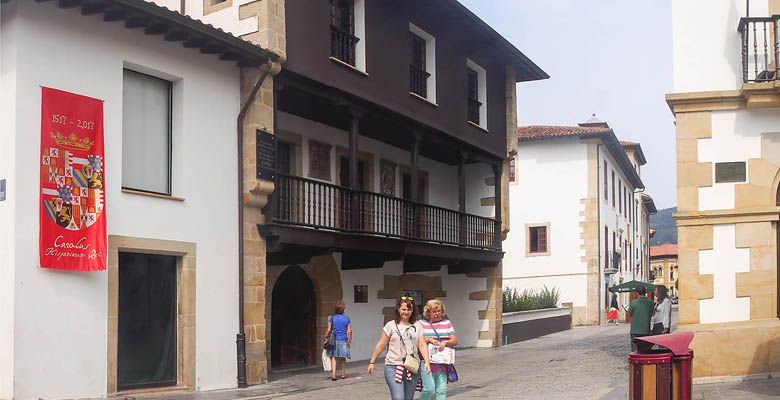 Casa de los Hevia en el casco histórico de Villaviciosa Casa de los Hevia en el casco histórico de Villaviciosa