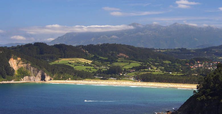 Playa de Rodiles con el monte Sueve al fondo Playa de Rodiles con el monte Sueve al fondo