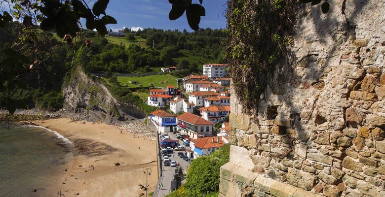 Vista de Tazones desde la antigua capilla del barrio de San Roque Vista de Tazones desde la antigua capilla del barrio de San Roque