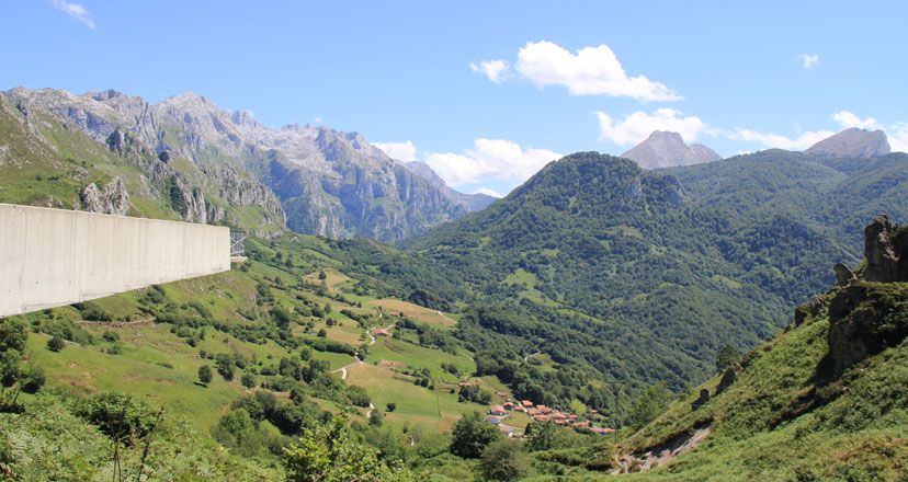Enjoy the most fascinating viewpoints around Picos de Europa by motorbike.