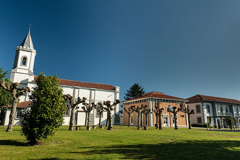 Iglesia, antiguo cine y escuelas ©Julio Herrera