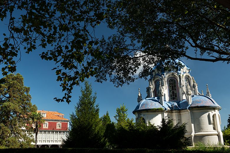 La Casona y su panteón ©Julio Herrera