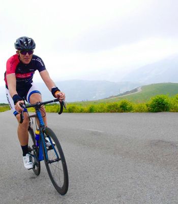 Subiendo la última rampa para coronar el Alto del Acebo en Marcha Pasamontes