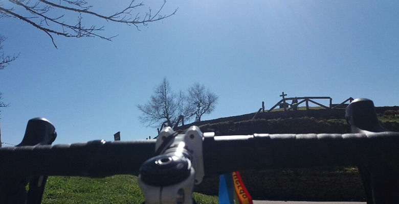 Mirando a la cruz del Alto del Acebo